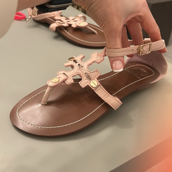 Tory Burch Phoebe Flat Thong Leather Logo Sandals. - Picture 5 of 6